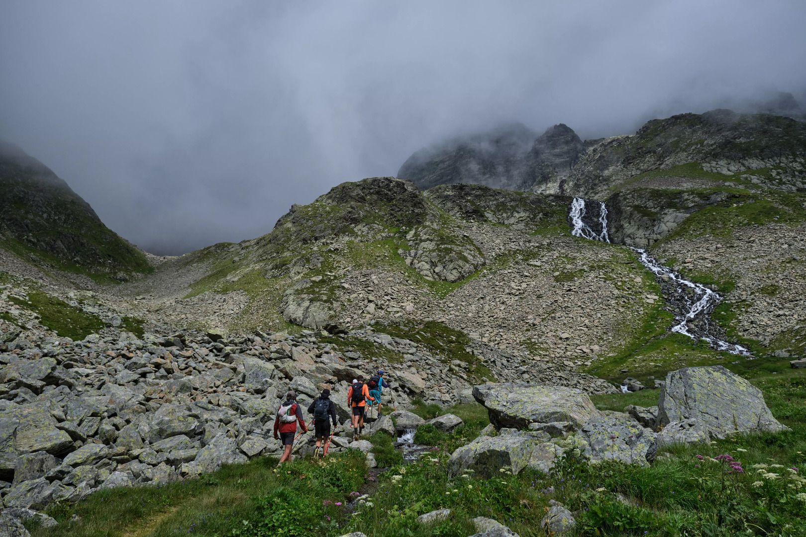 Montée au Col de la Valloire entre cascades et lacs