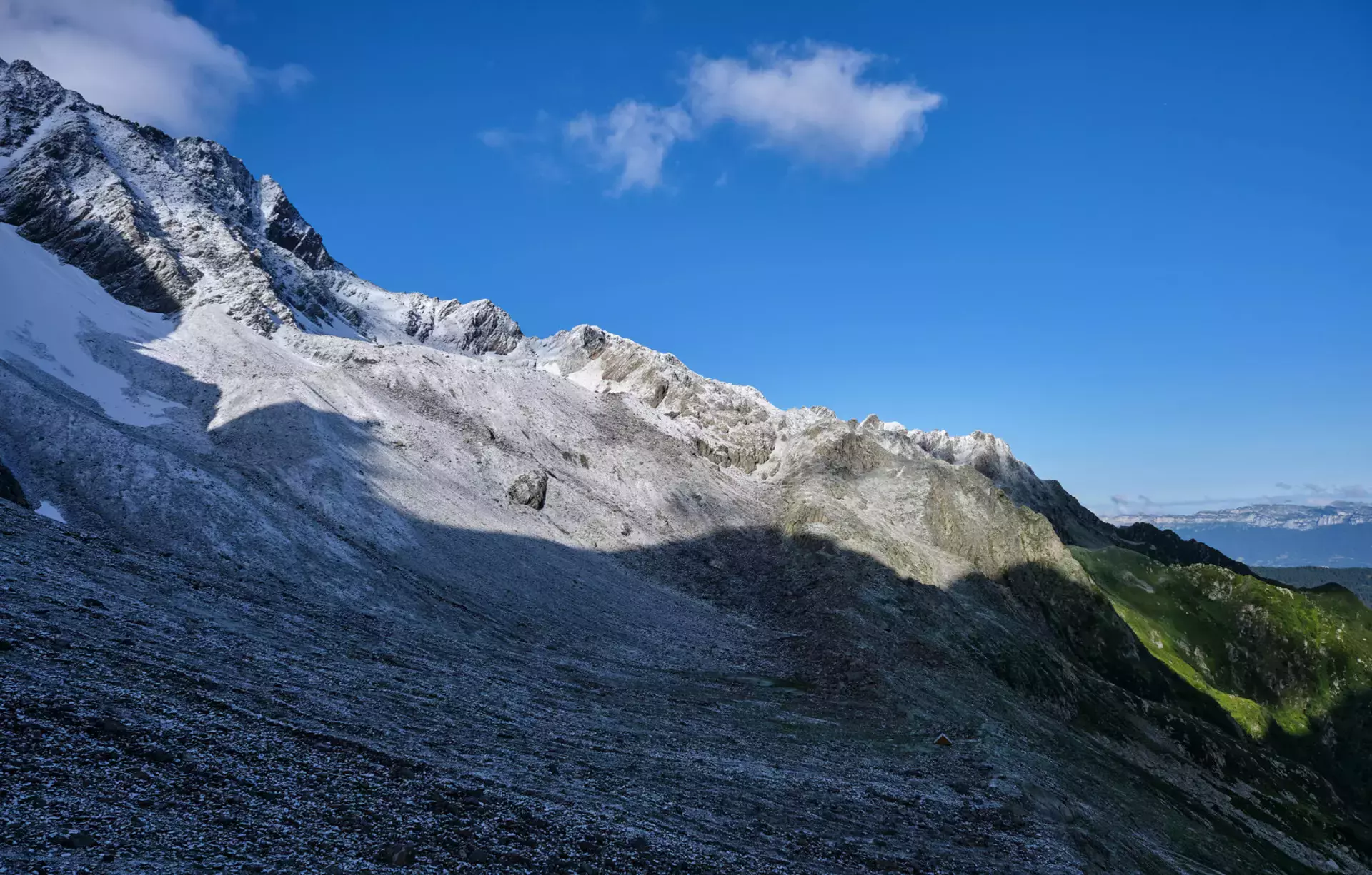 Incroyable contraste entre neige et paturage depuis le Col du Morétan