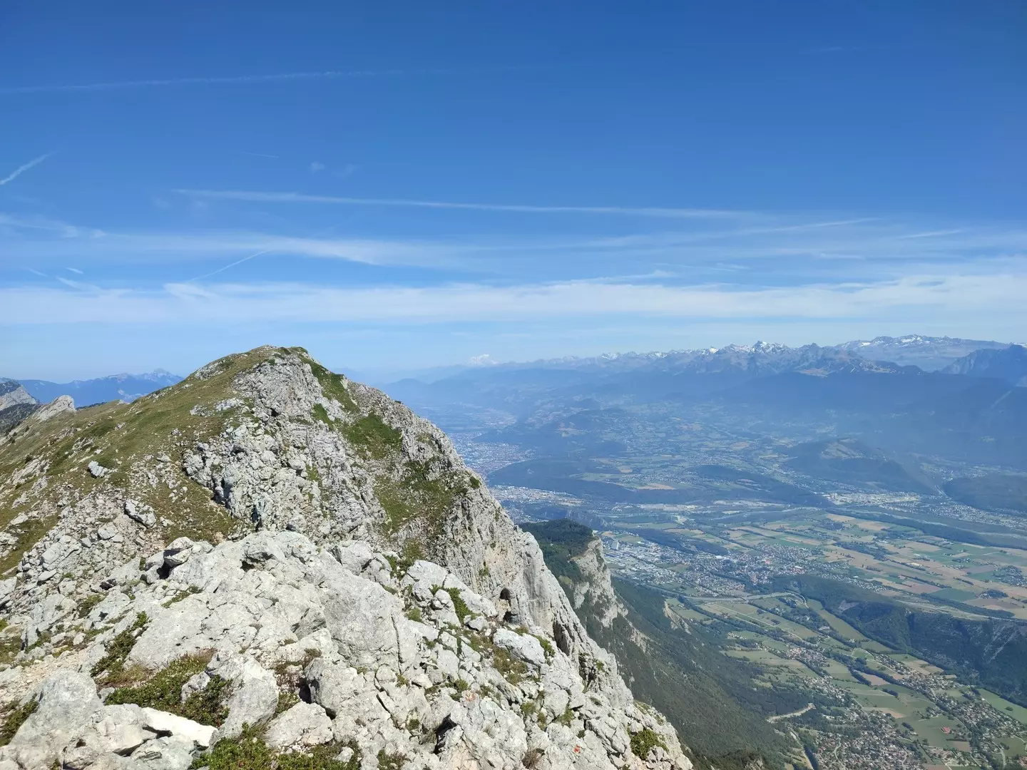 Vue sur le sommet des Rochers de l'Ours au premier plan, Belledonne et le Mont Blanc à l'arrière plan