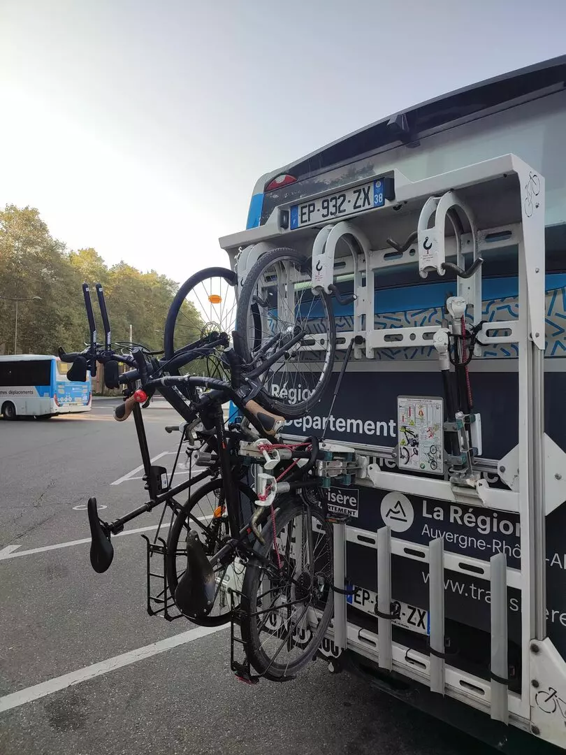 Vélos installés sur le porte vélo du bus T75 Région Auvergne Rhône Alpes