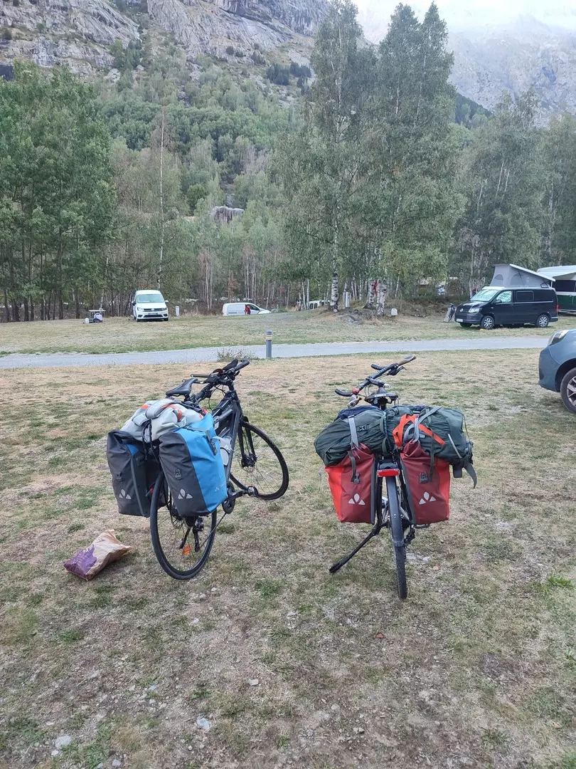 Vélos chargés pour du bike packing/vélo-grimpe jusqu'à Grenoble