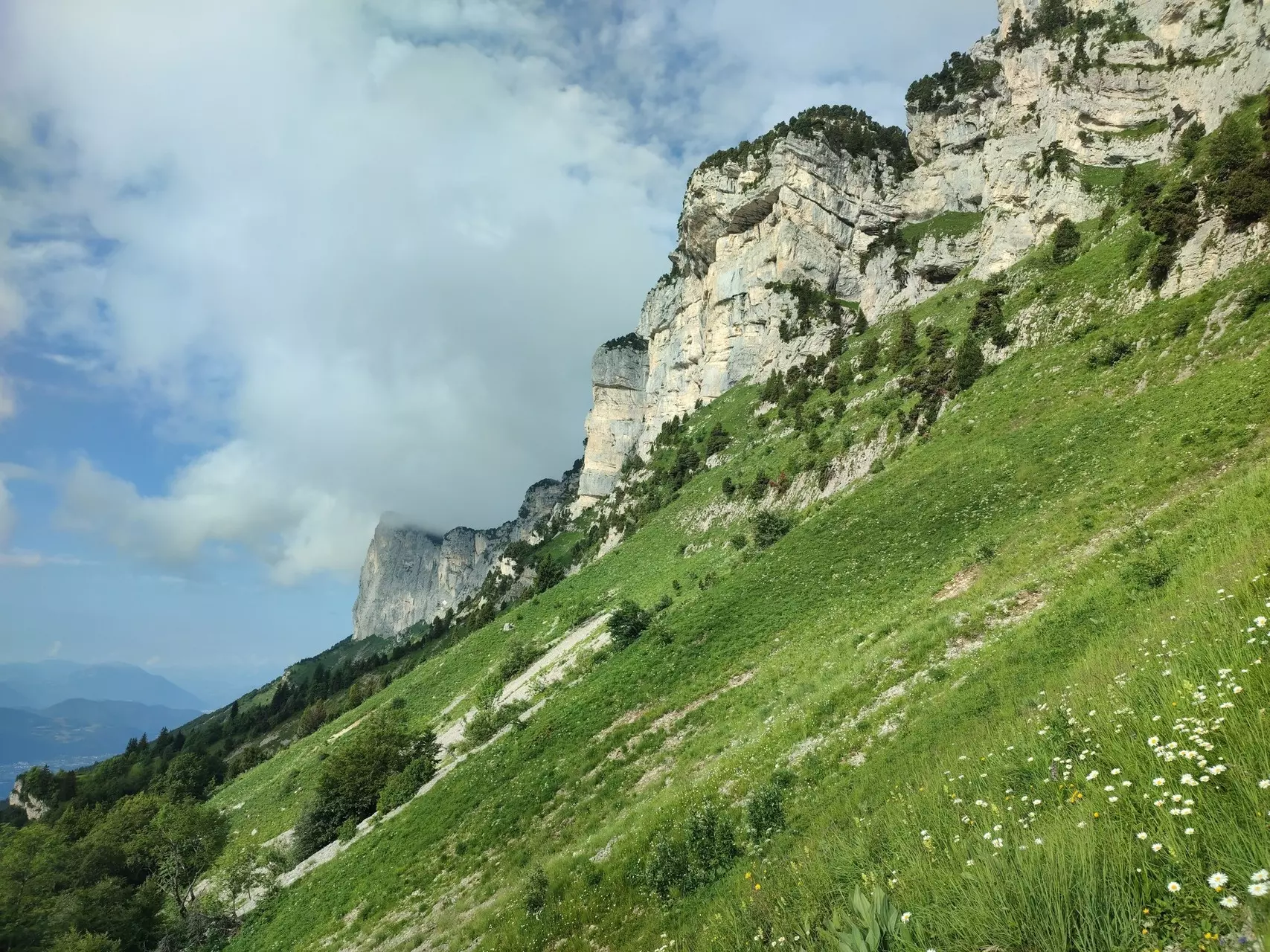 Paroi Est du massif de Chartreuse au niveau du Pas de Montbrun