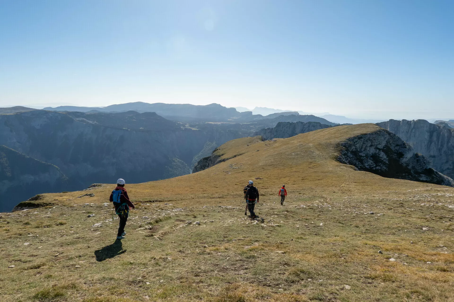 3 personnes marchent sur le plateau sommital du Mont Aiguille dans le Trièves
