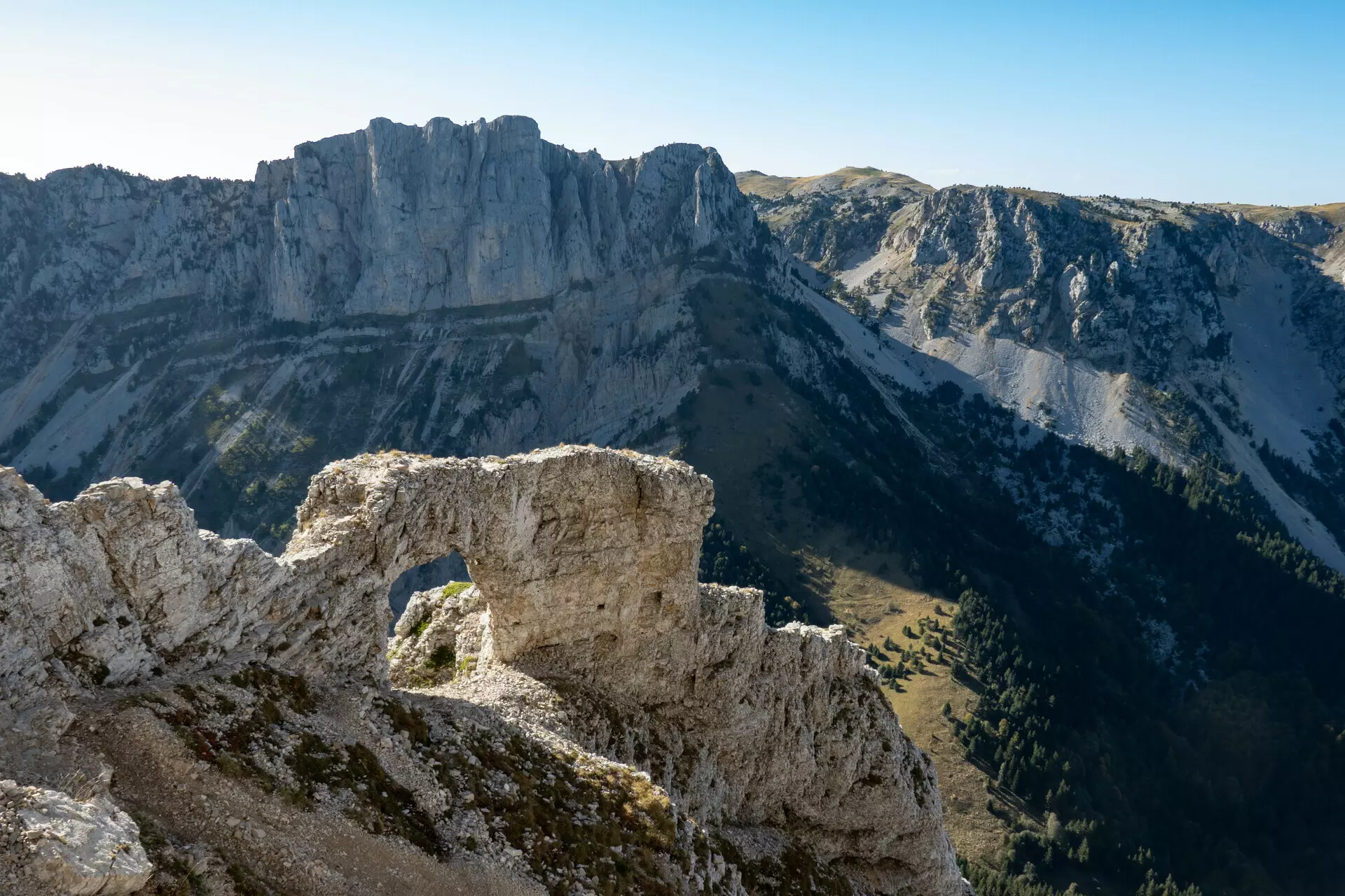 L'arche du Mont Aiguille et les Rochers du Parquet en toile de fond 