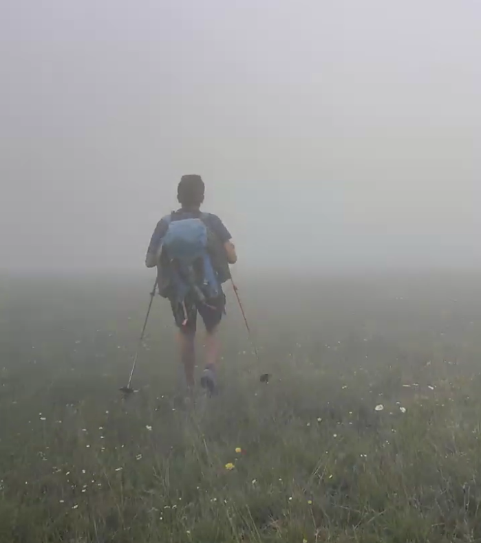 1 personne descend dans la purée de pois, le brouillard et la brume