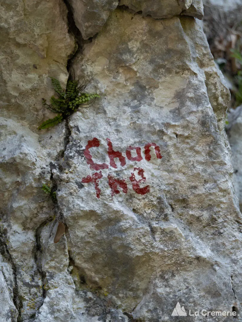 Nom de la grande voie "Chan-thé" marqué au pied de la paroi dans le Verdon