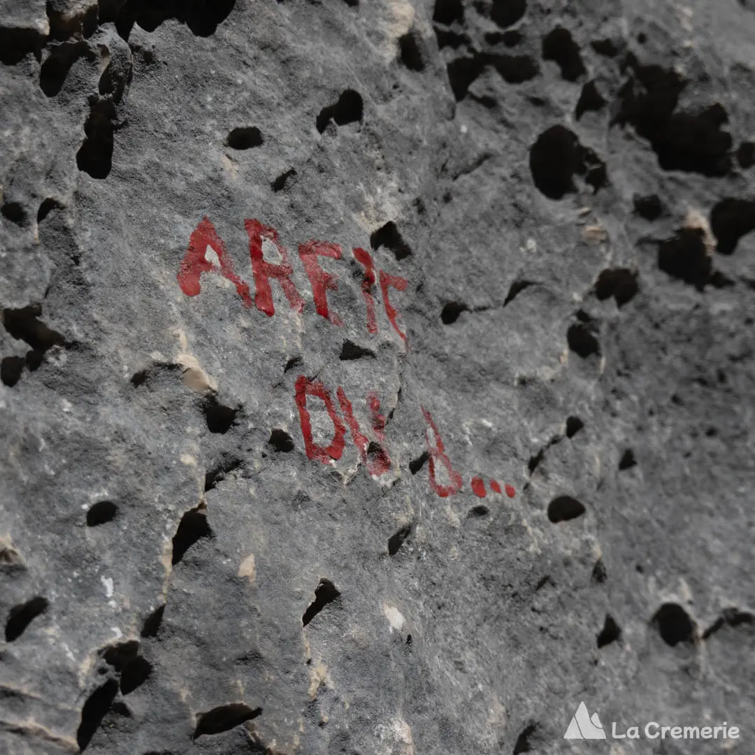 Nom Arête du Belvédère inscrit en rouge sur du rocher gris dans le Verdon - Secteur Malines