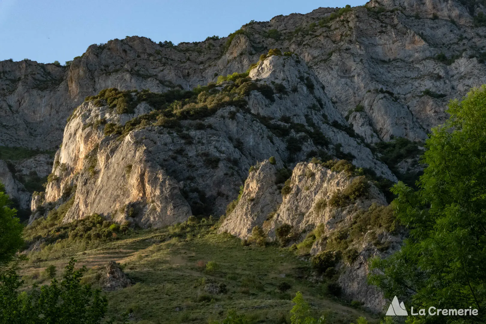 Couché de soleil sur les falaises du Quié à Sinsat en Ariège