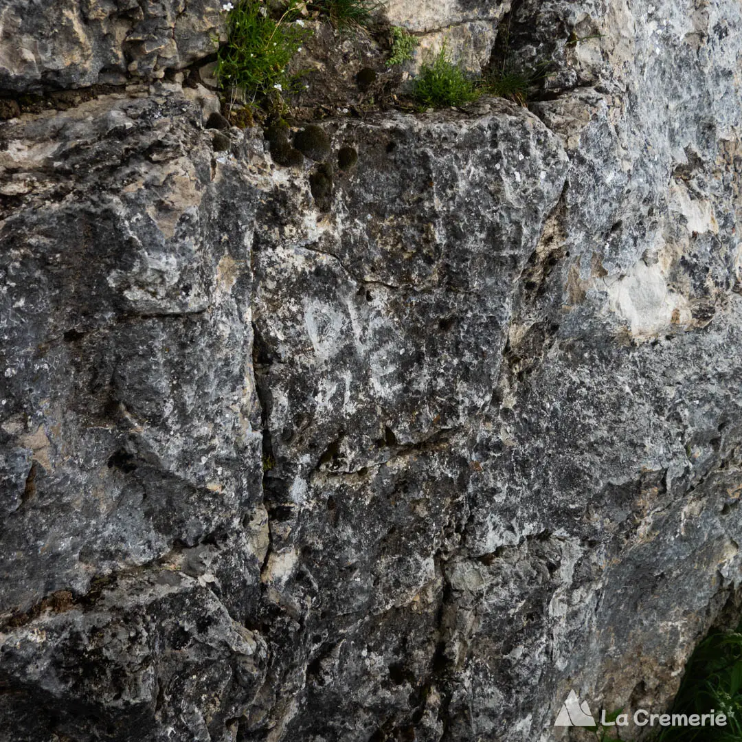 Nom DIA-BLE gravé au départ de la frande voie "Les Diables" au Mont Aiguille