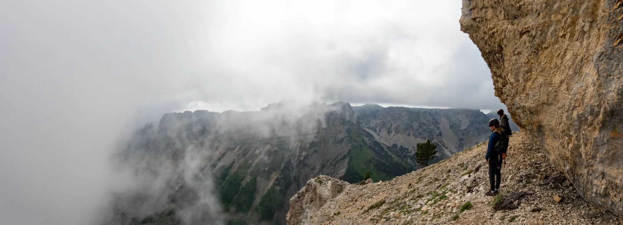 Panorama du sommet du Mont Aiguille dans le brouillard