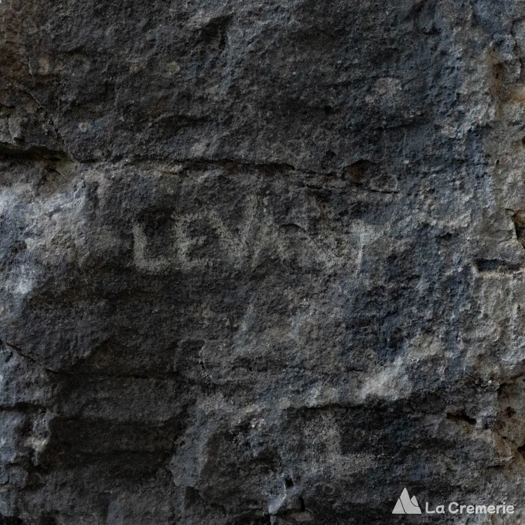 Nom "Levant" gravé au pied de la grande voie d'escalade "Voie du Levant" à Archiane