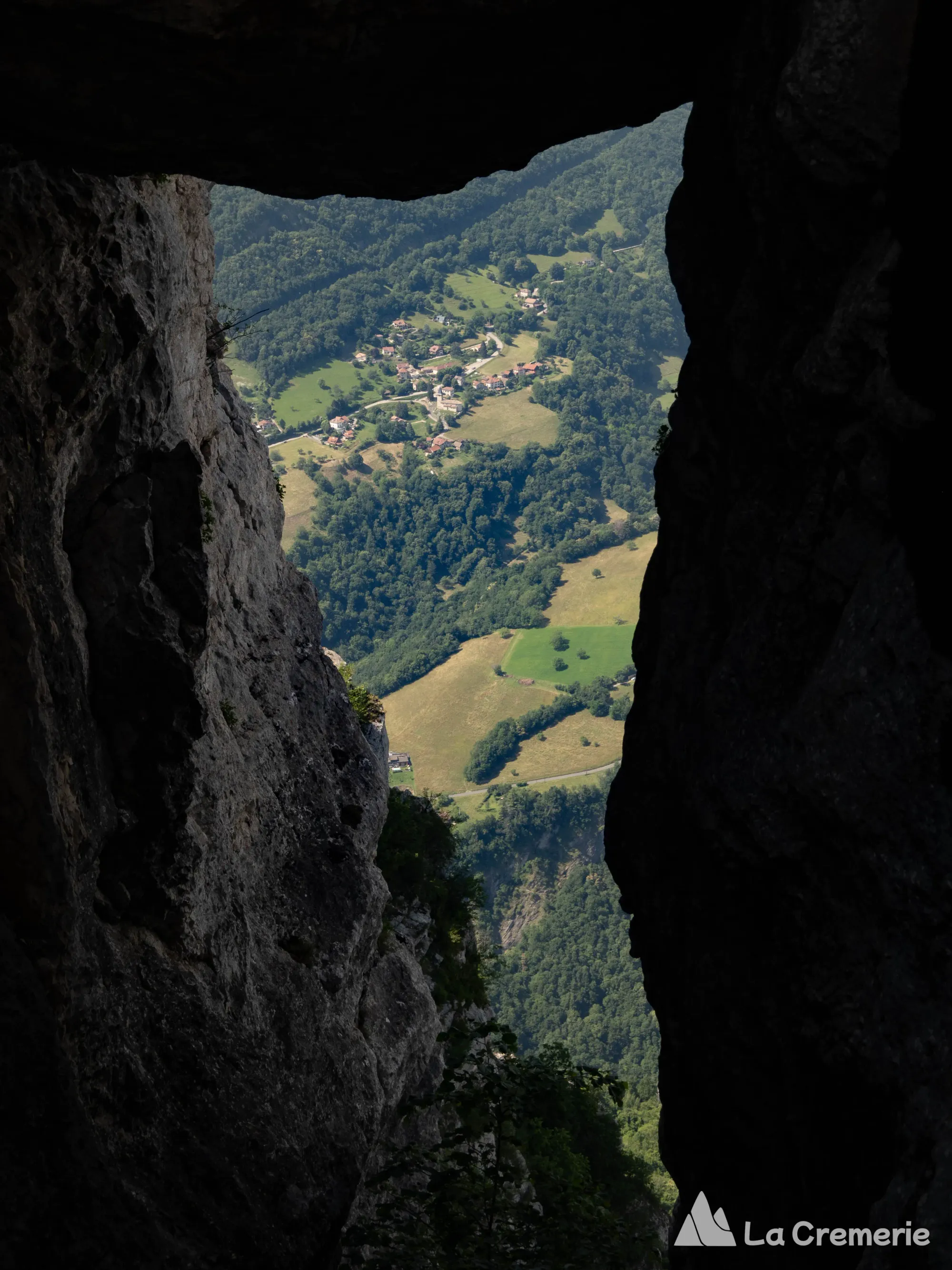 Village de Proveysieux visible à travers l'arche du Néron depuis les arêtes