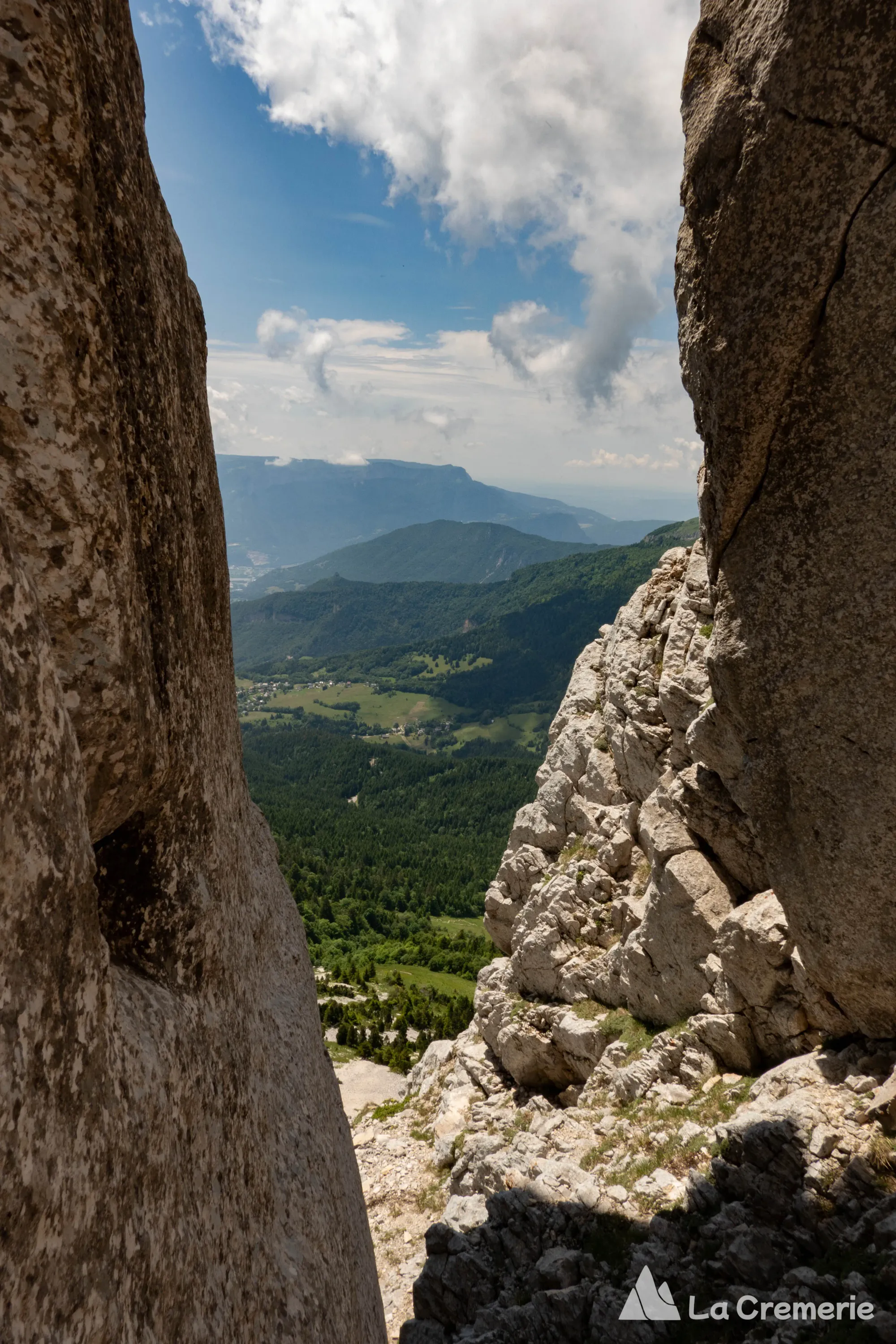 Vue sur l'aiguille de quaix et le rocher de l'église depuis le canyon de Chamechaude - Chartreuse