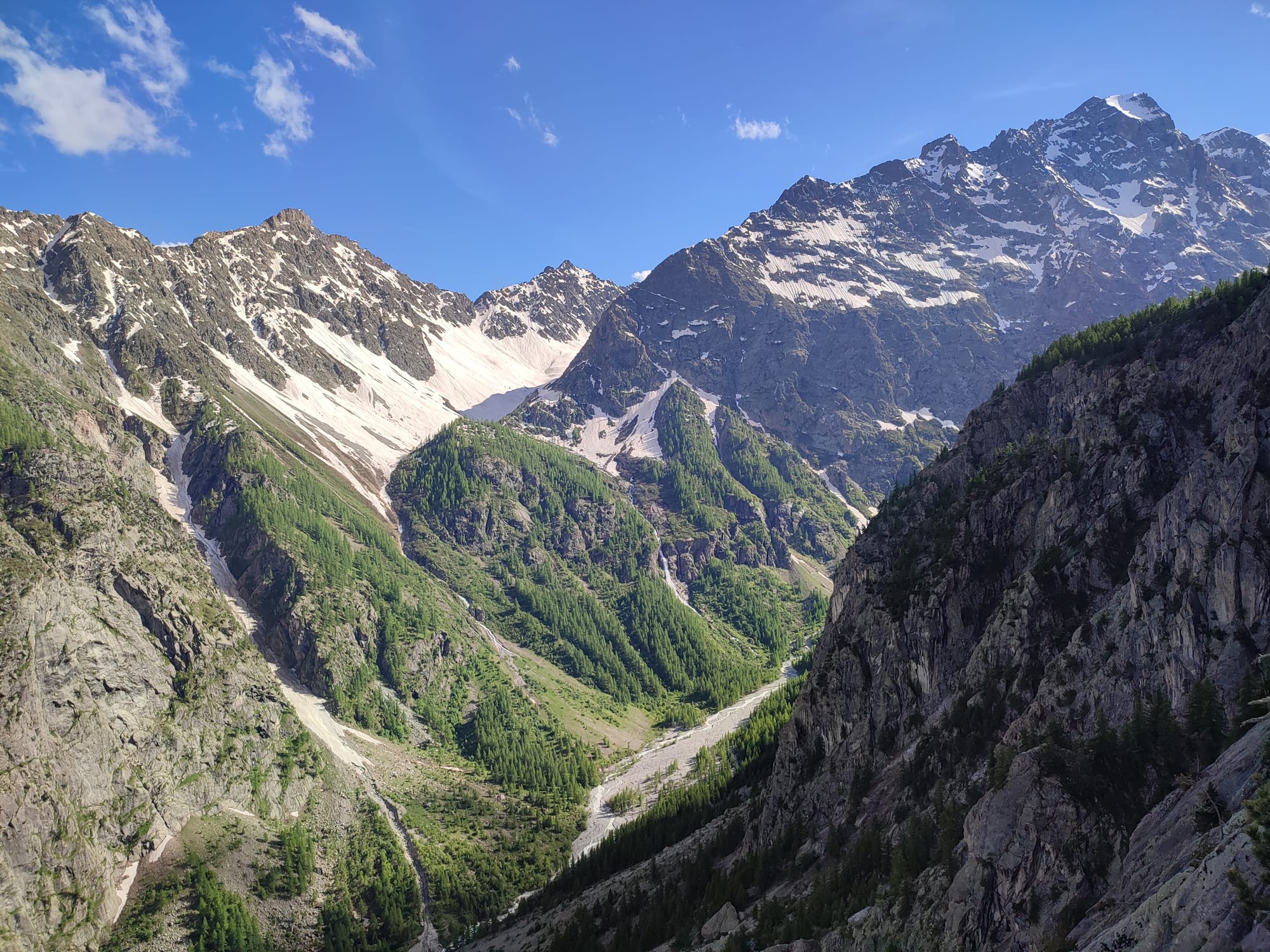 Paysage de montagne encore enneigé à Ailefroide dans les Ecrins