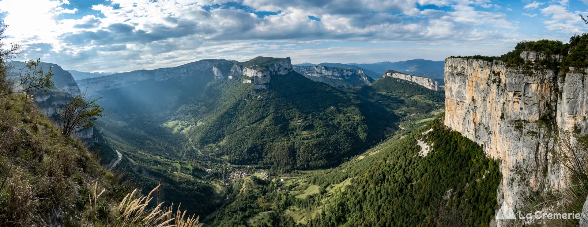 Panorama des falaises de de Presles dans le massif du Vercors