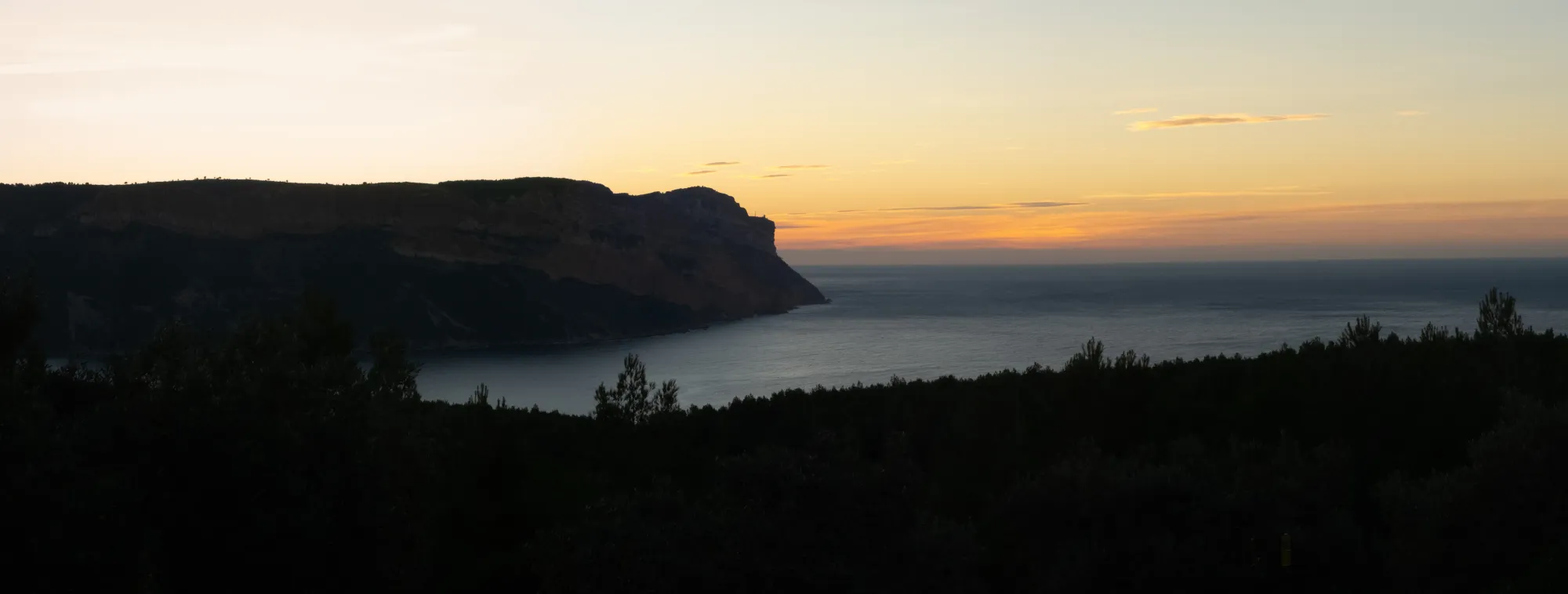 Levé de soleil sur Cap Canaille vu depuis l'auberge de la Fontasse