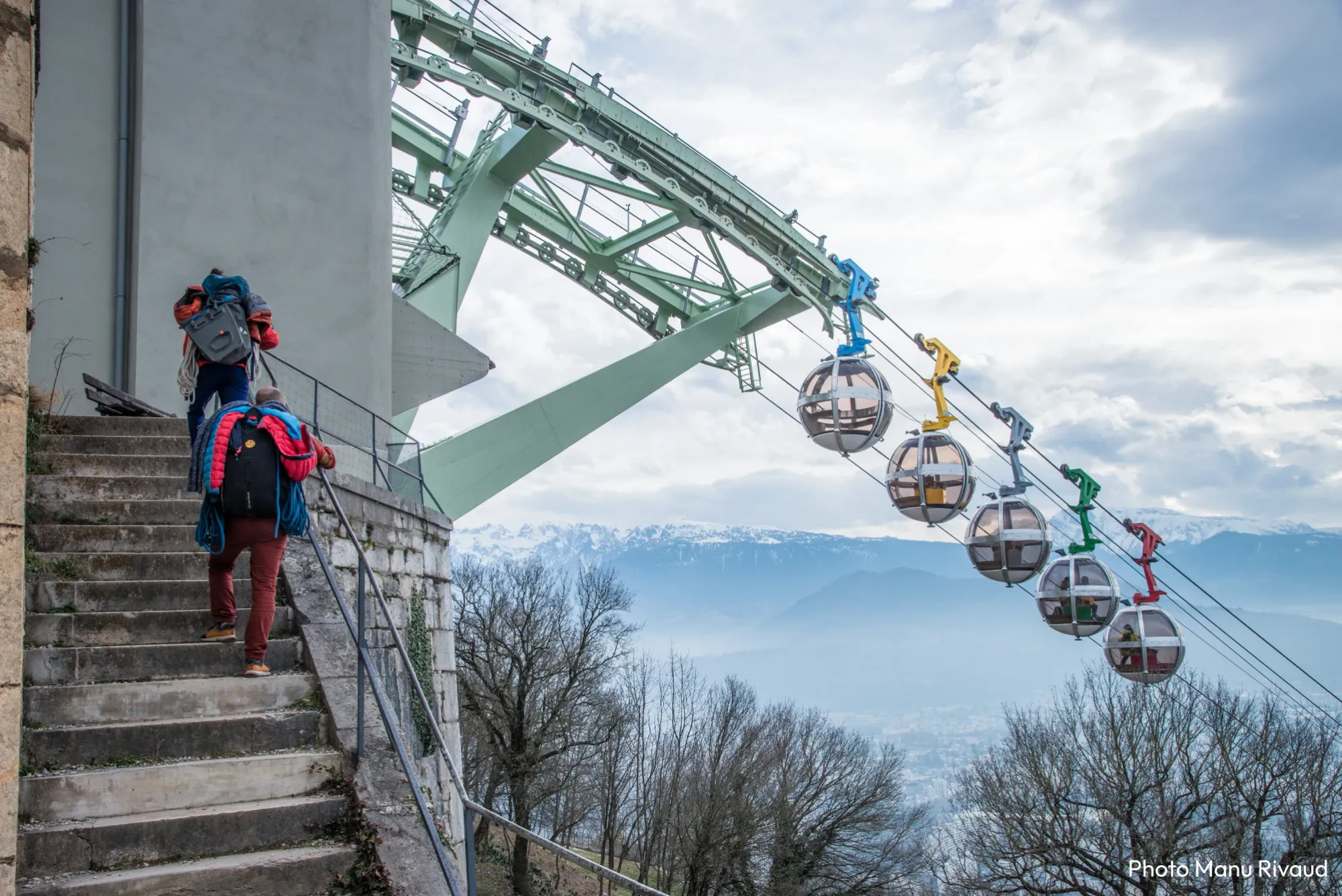 Photo bulles de grenoble avec deux personnes qui portent des affaires d'escalade dans les escaliers - Photo © Manu Rivaud