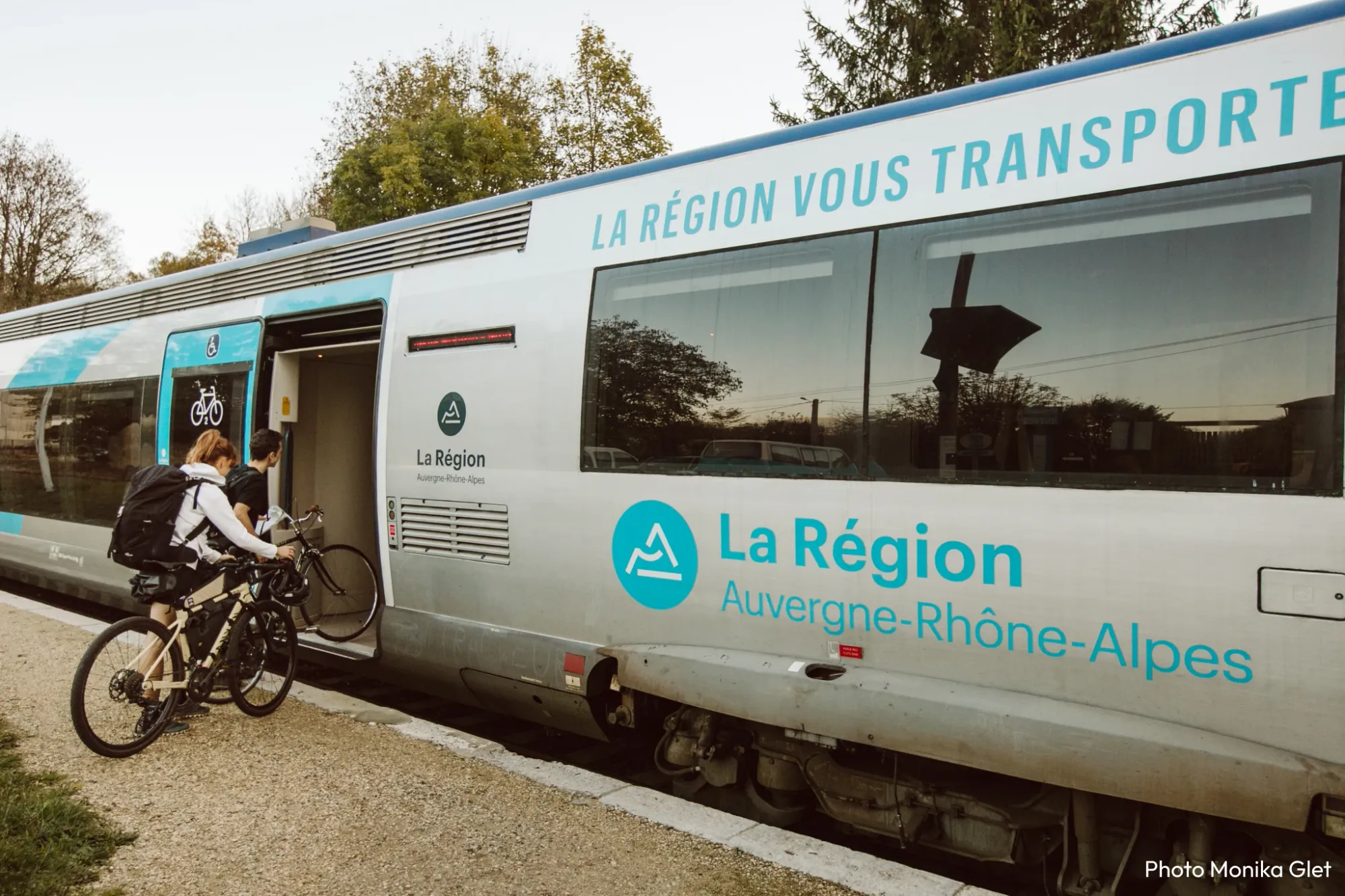 Deux personnes montant dans un TER Auvergne Rhone Alpes avec leurs vélos - Photo © Monika Glet