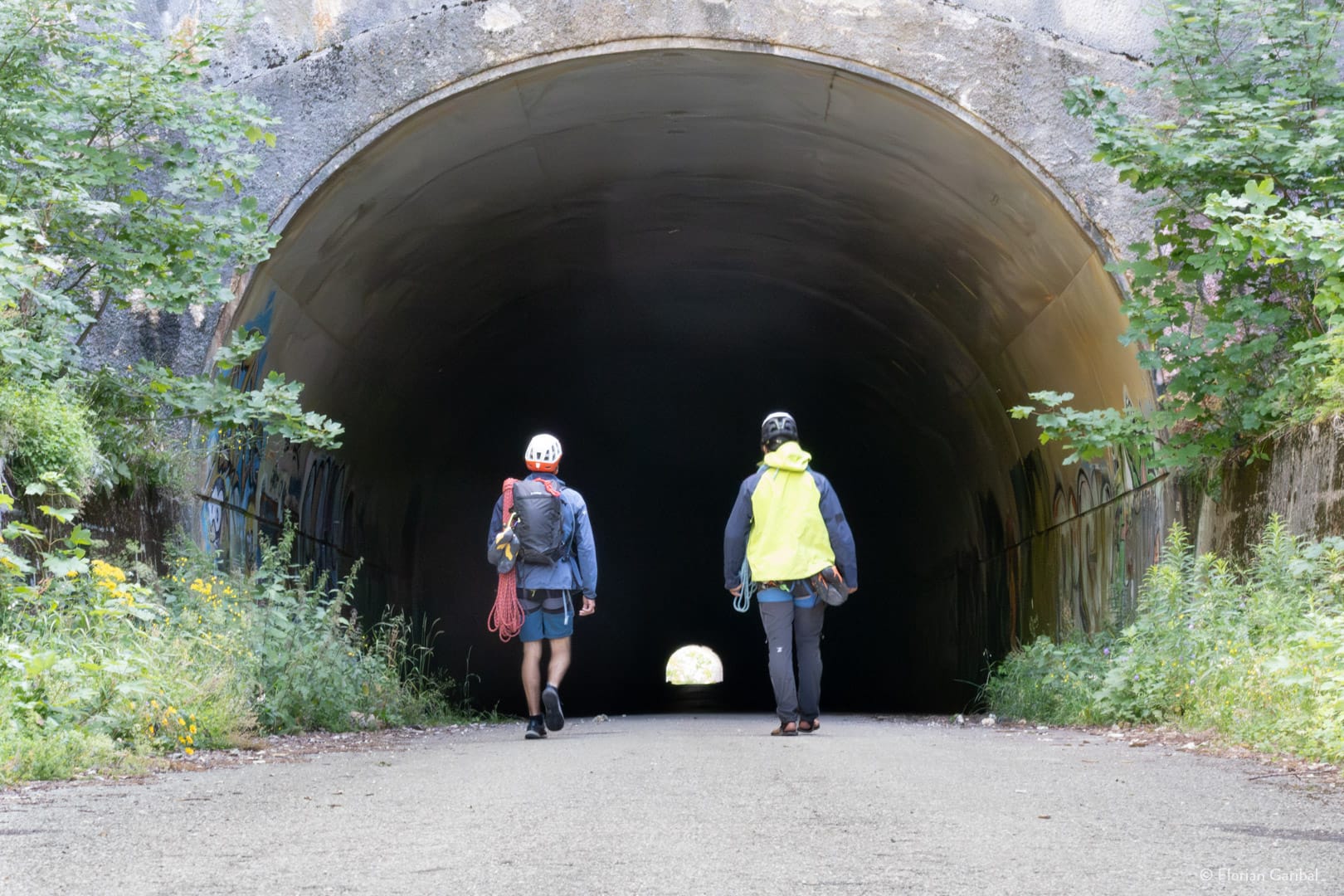 2 personnes rentrent dans le tunnel du Mortier dans le Vercors, vestige des JO 1968 à Grenoble