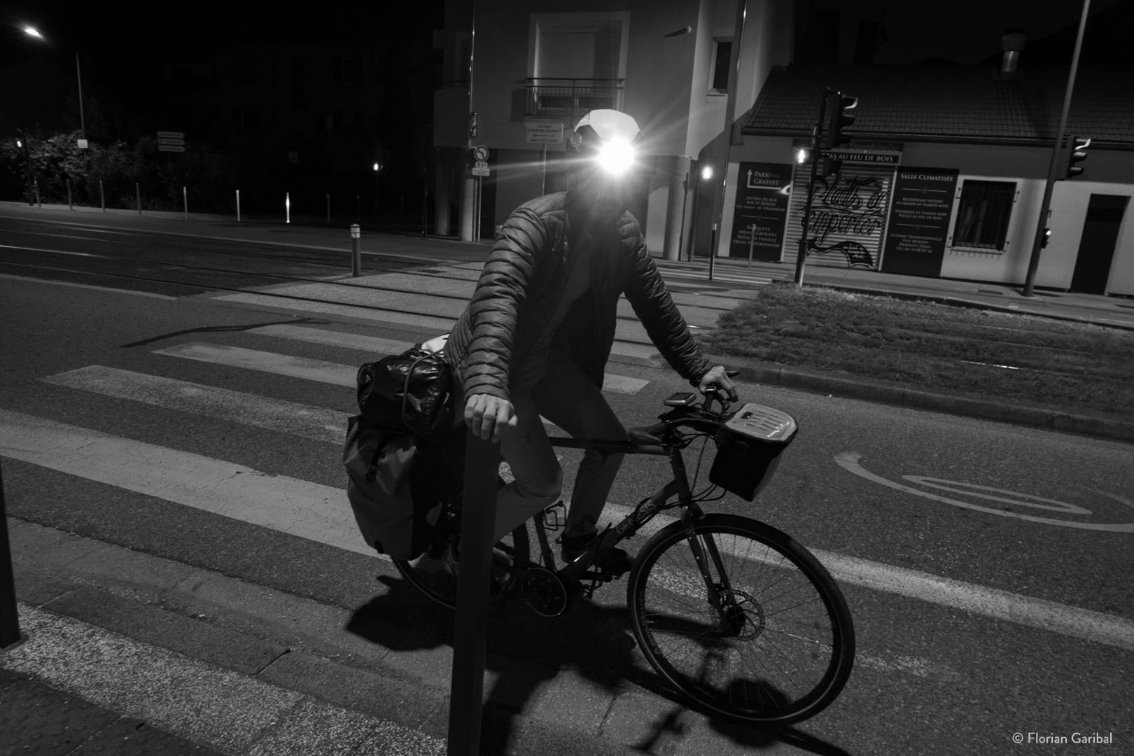 Vélo grimpeur avec la frontale © Florian Garibal