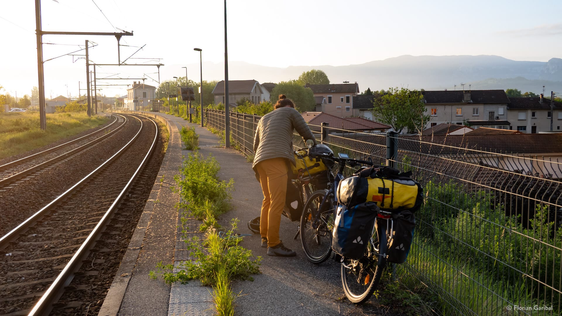 Vélo grimpeur sur le quai d'une gare aux lumières du matin - © Florian Garibal