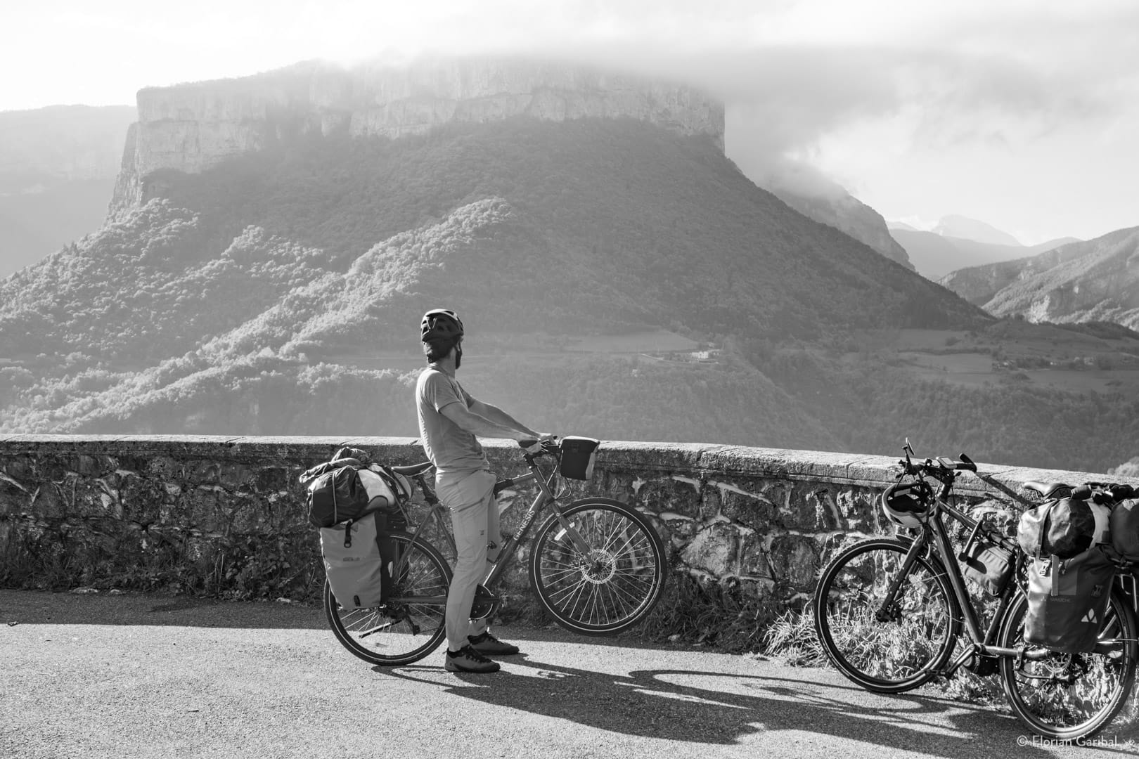 Vélo grimpeur devant les Cournouses dans le Vercors © Florian Garibal