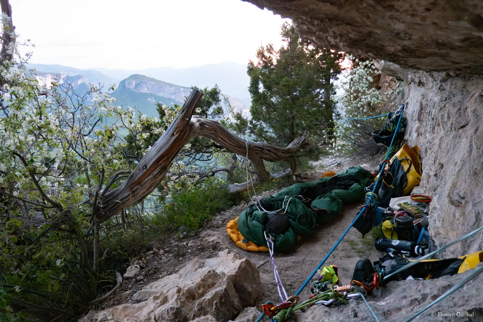 Sac de couchage sur la vire à Presles © Florian Garibal