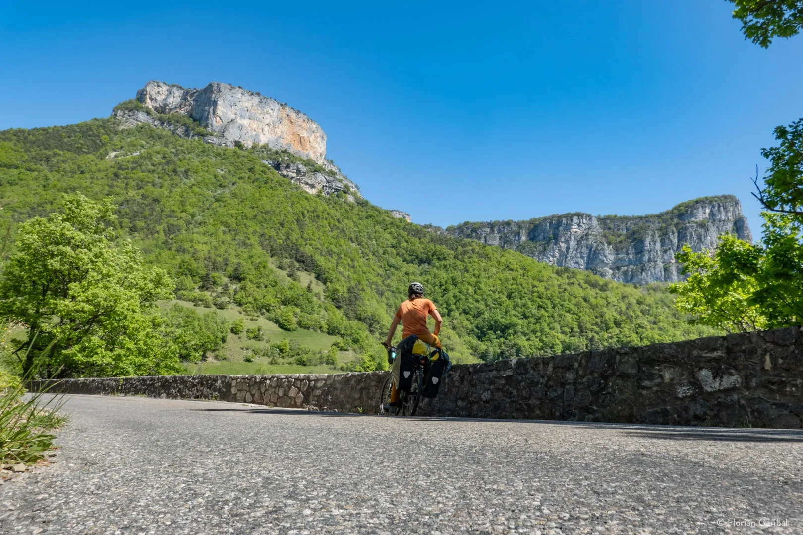 Vélo grimpeur devant les falaises de Presles © Florian Garibal