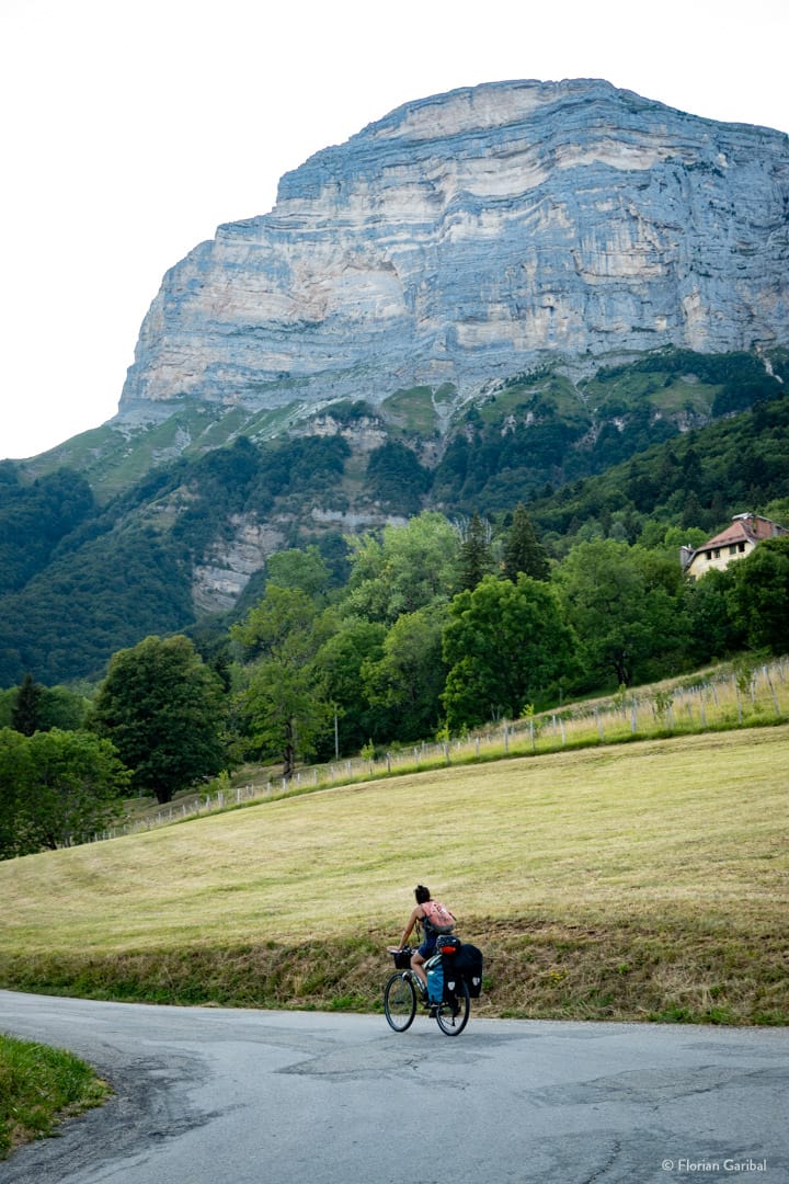 Une grimpeuse faisant du vélo grimpe pour monter à la Dent de Crolles en Chartreuse