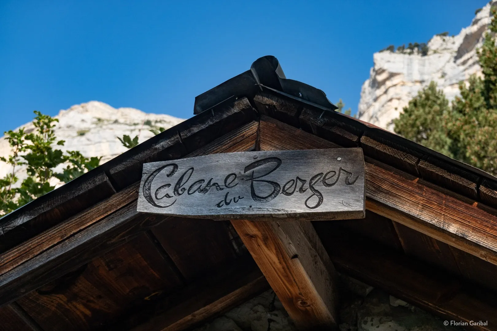 Le panneau de la cabane du Berger enter le rocher du Midi et la Dent de Crolles