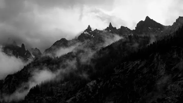 Paysage de montagne en noir et blanc dans les nuages depuis la vallée d'Ailefroide dans les Ecrins