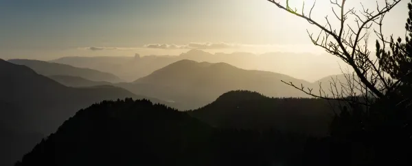 Couché de soleil sur le Vercors, ligne de crête, vu depuis le Rocher de l'Homme