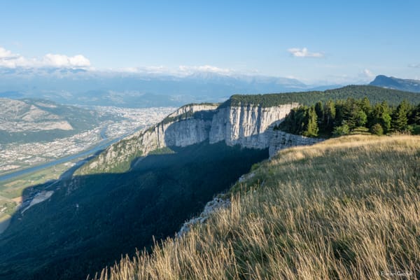 Vue sur la falaise de St Sornin depuis le sommet de la Sûre en Vercors