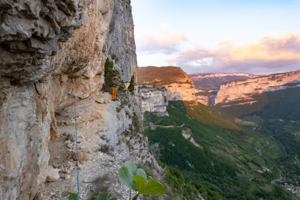 Une personne sur la Vire de Presles avec de belles lumières de couché de soleil - © Florian Garibal